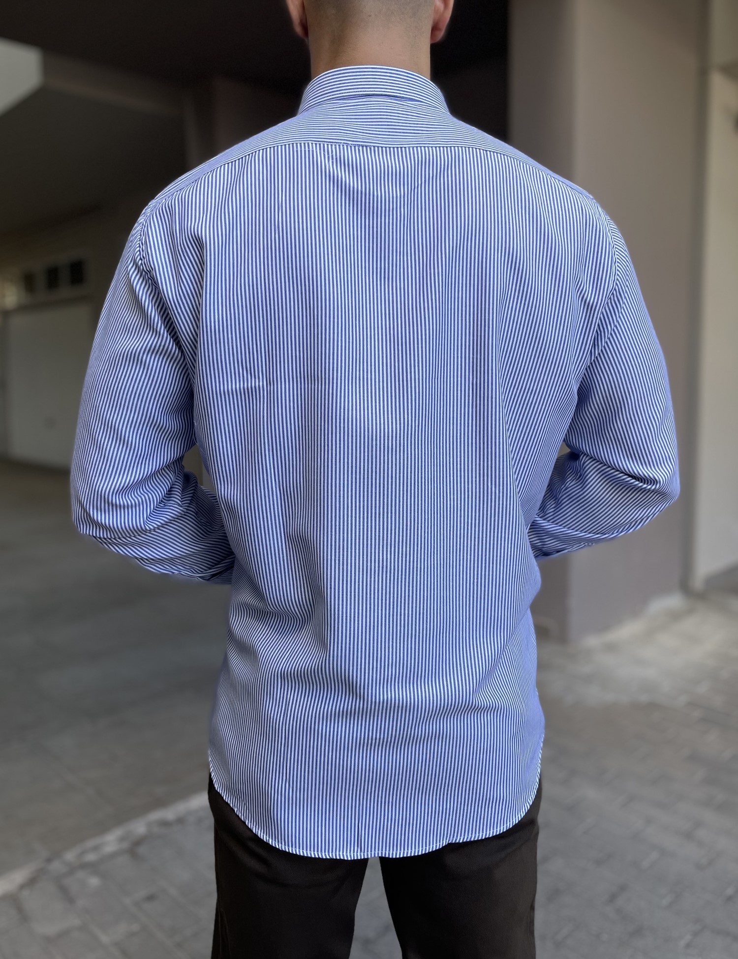 Ανδρικό μπλε ριγέ πουκάμισο με γιακά και τσέπη στο στήθος 562 φωτογραφία